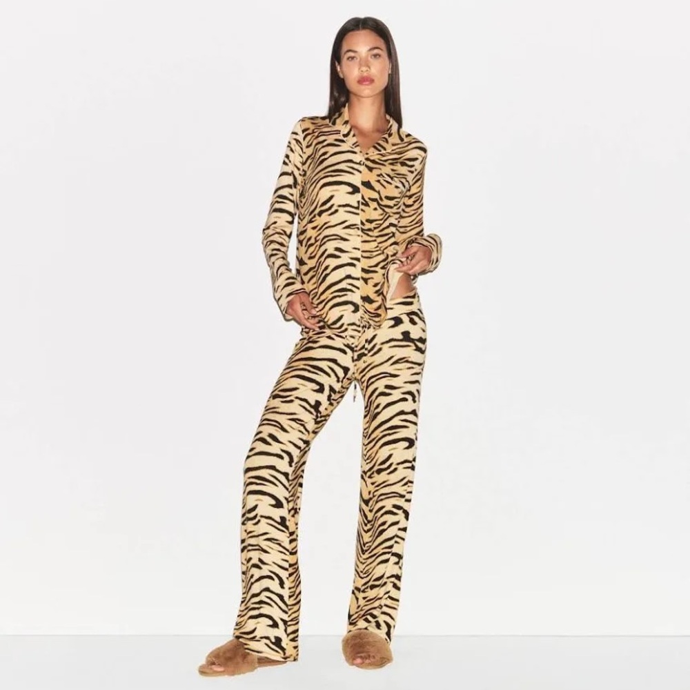 SKIMS LONG SLEEVE BUTTON UP SET